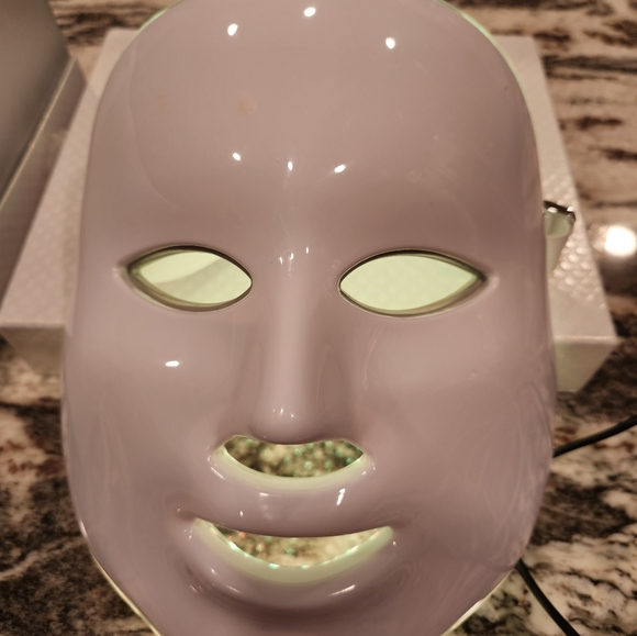 Light changing beauty mask - Picture 6 of 9